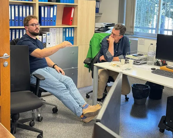 Oriol explicando una propuesta en una reunión de trabajo en la oficina de un cliente