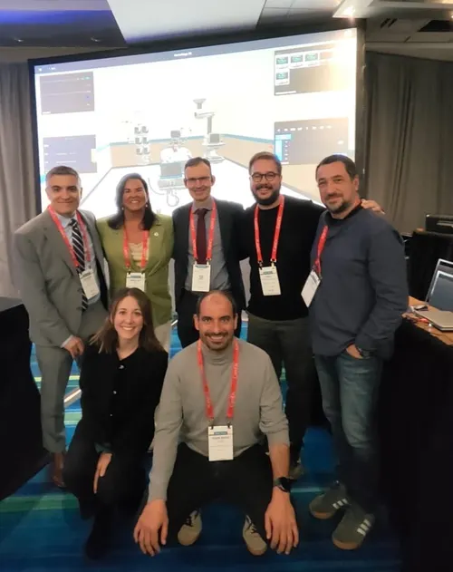 El equipo de SimuHeartSupport delante de la pantalla del simulador en el congreso de la ISHLT en Toronto
