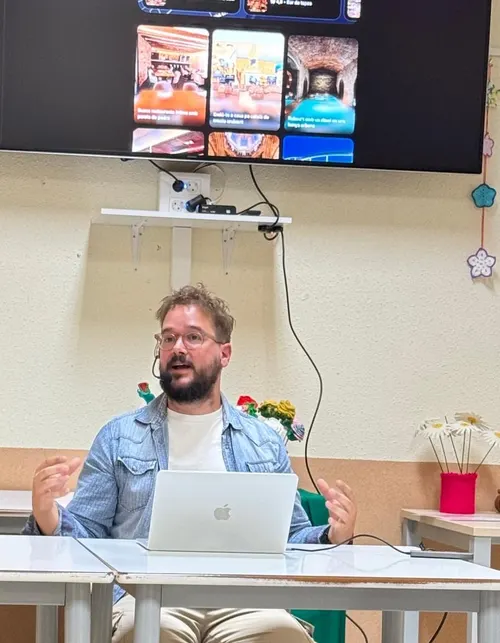 Oriol en una charla sobre IA, con el portátil